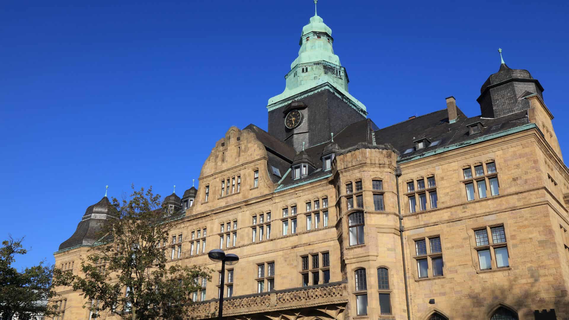 Historisches Stadtgebäude mit Schwerpunkt auf denkmalgerechte Fassadensanierung und Bausanierung, Fachbetrieb für Sanierung von historischer Bausubstanz in Sachsen.